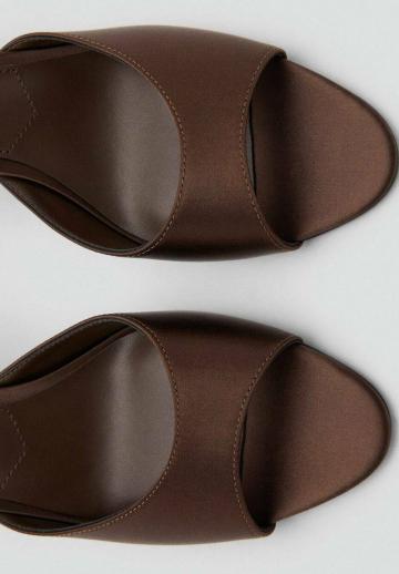 Босоножки на каблуке