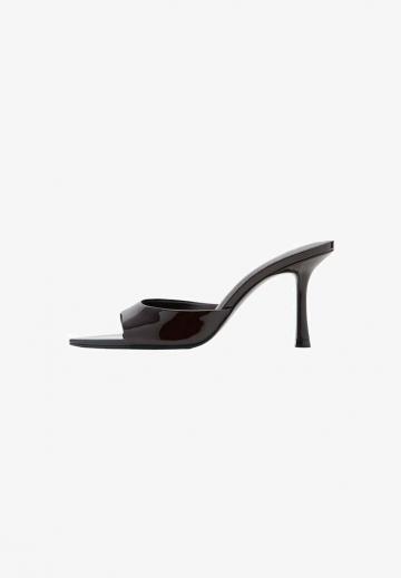 Босоножки на каблуке