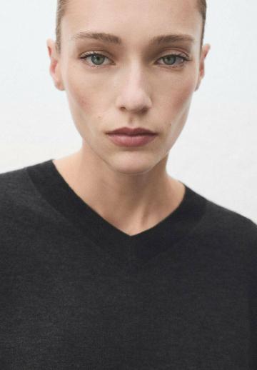 Пуловер с вырезом V