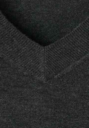 Пуловер с вырезом V