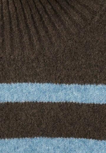 Пуловер в полоску