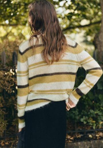 Пуловер в полоску