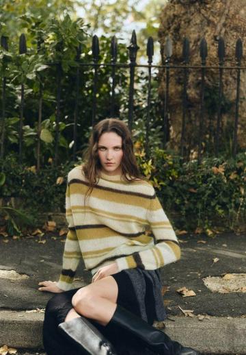 Пуловер в полоску