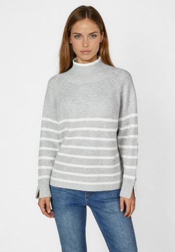 Пуловер в полоску