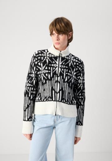 Вязаная кофта