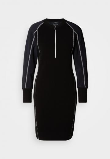 Вязаное платье