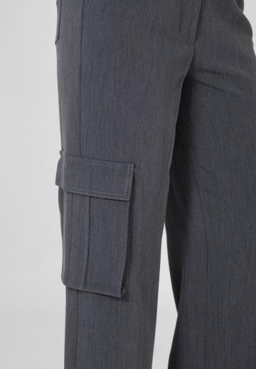 Брюки с накладными карманами