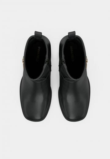 Полусапожки на высоком каблуке