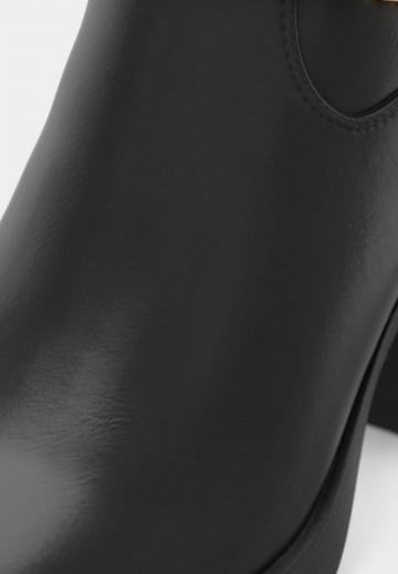 Полусапожки на высоком каблуке