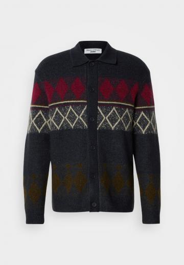 Вязаная кофта