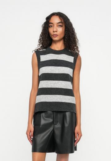 Пуловер в полоску