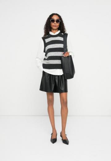 Пуловер в полоску