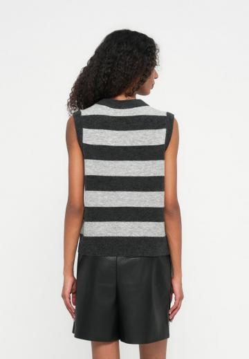 Пуловер в полоску