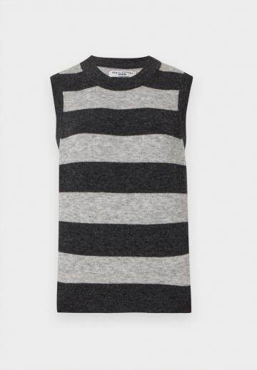 Пуловер в полоску