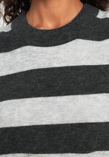 Пуловер в полоску