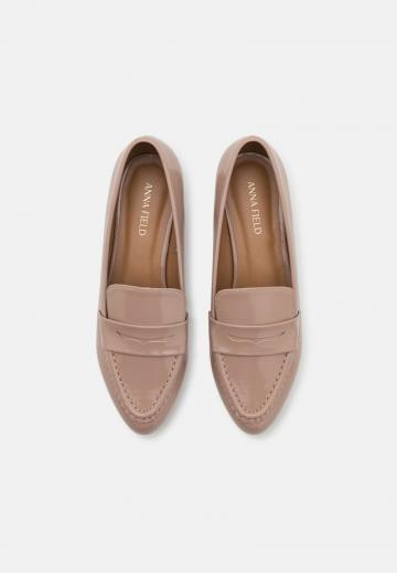 Туфли с высоким носом