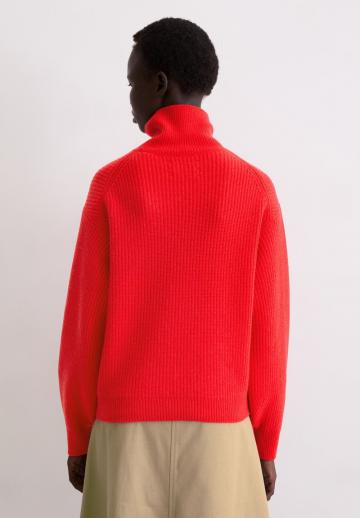 Пуловер с вырезом V