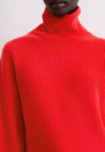 Пуловер с вырезом V