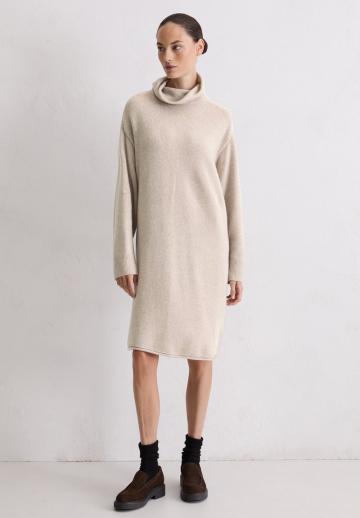 Вязаное платье