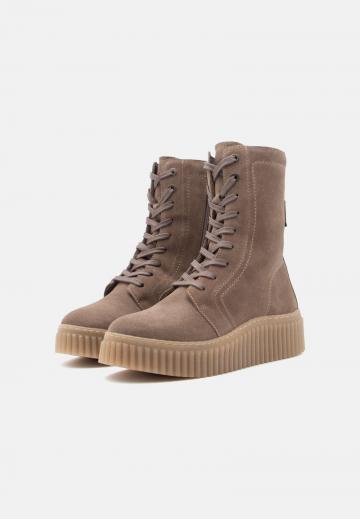 Ботинки на шнуровке