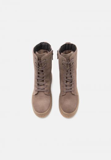 Ботинки на шнуровке
