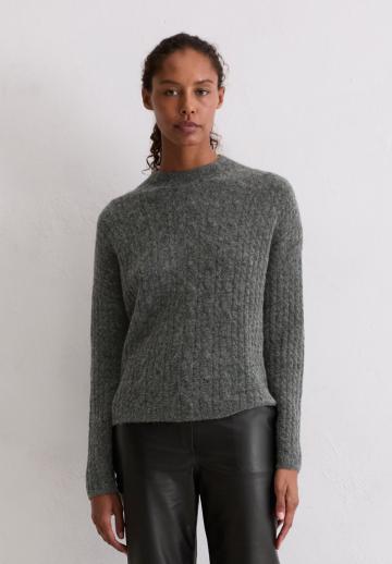 Пуловер с вырезом V