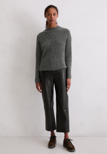 Пуловер с вырезом V