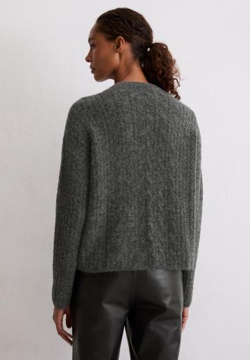 Пуловер с вырезом V