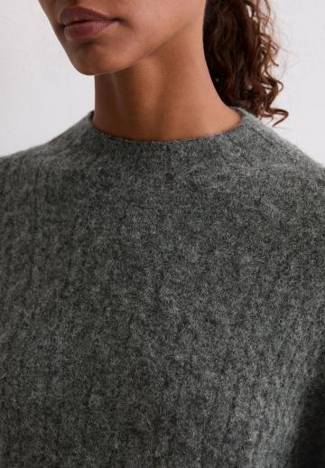 Пуловер с вырезом V