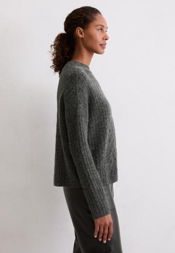 Пуловер с вырезом V