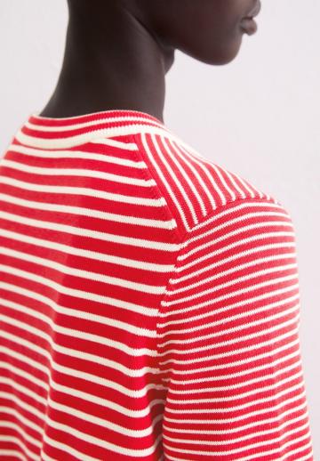 Пуловер в полоску