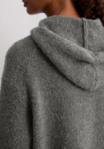 Пуловер с капюшоном