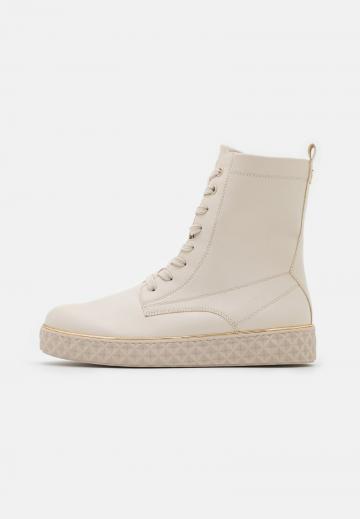 Ботинки на шнуровке