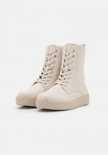 Ботинки на шнуровке