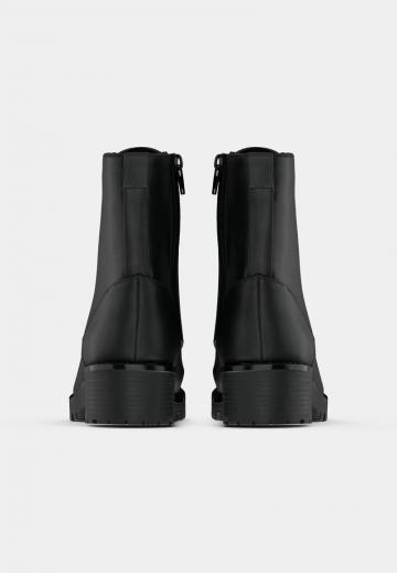 Ботинки на шнуровке