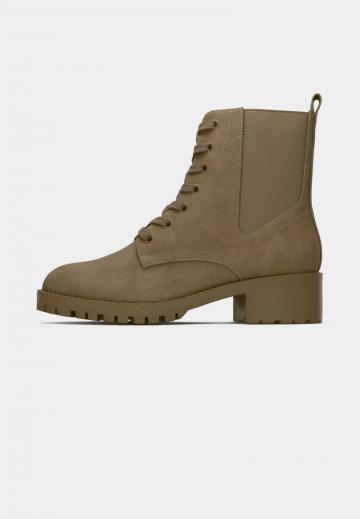 Ботинки на шнуровке