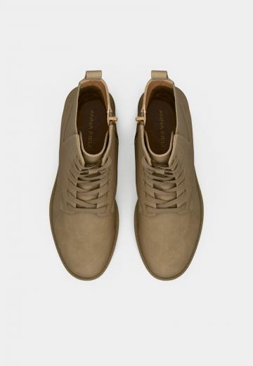 Ботинки на шнуровке