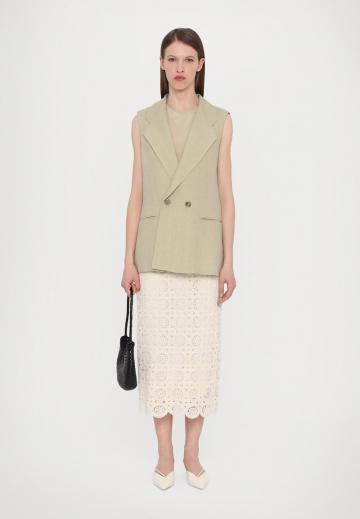 Длинный жилет