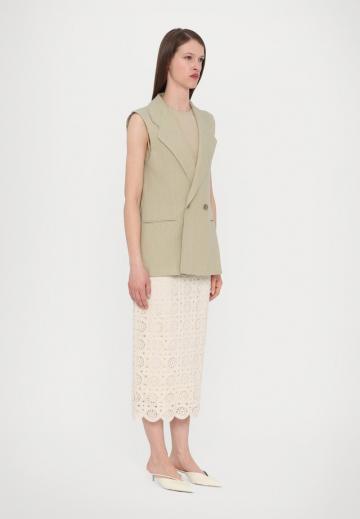 Длинный жилет