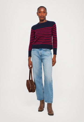 Пуловер в полоску