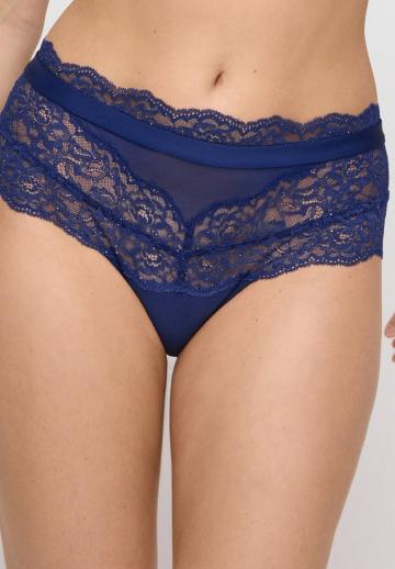 Трусы на бедрах