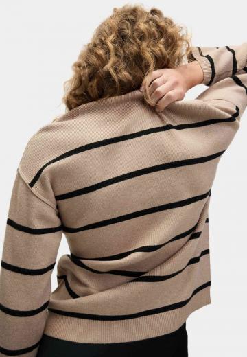 Пуловер в полоску