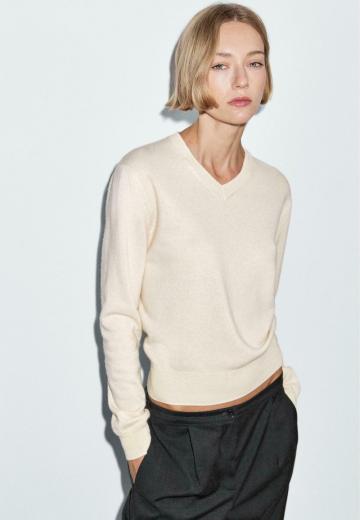 Пуловер с вырезом V