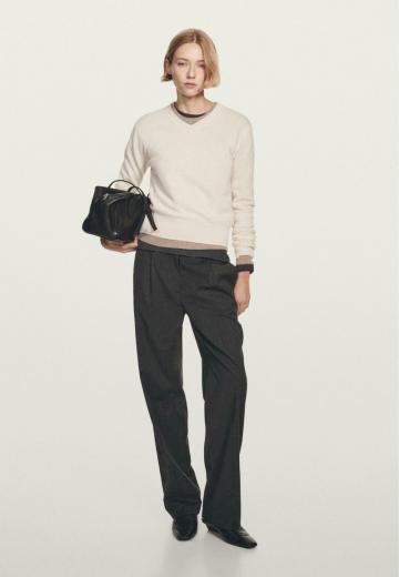 Пуловер с вырезом V