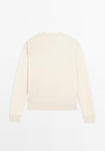 Пуловер с вырезом V