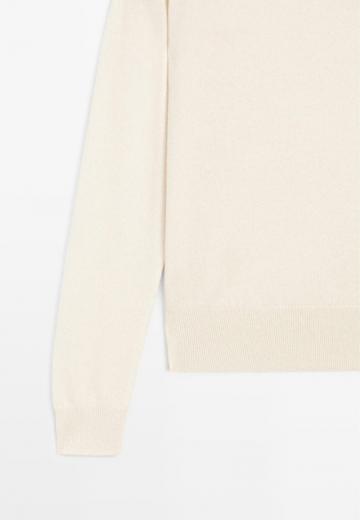 Пуловер с вырезом V