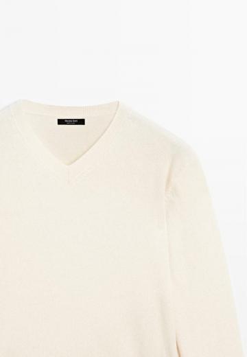 Пуловер с вырезом V