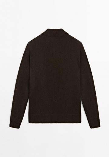 Пуловер с воротником поло