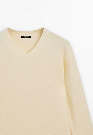 Пуловер с вырезом V