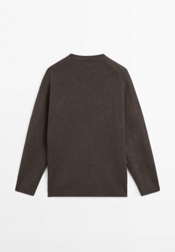 Пуловер с вырезом V